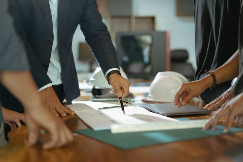 内装工事の施工会社を探す以外の出店体制。設計・施工を含めた店舗づくり全体を統括し、フランチャイズ本部の判断と管理を専門的に担います。